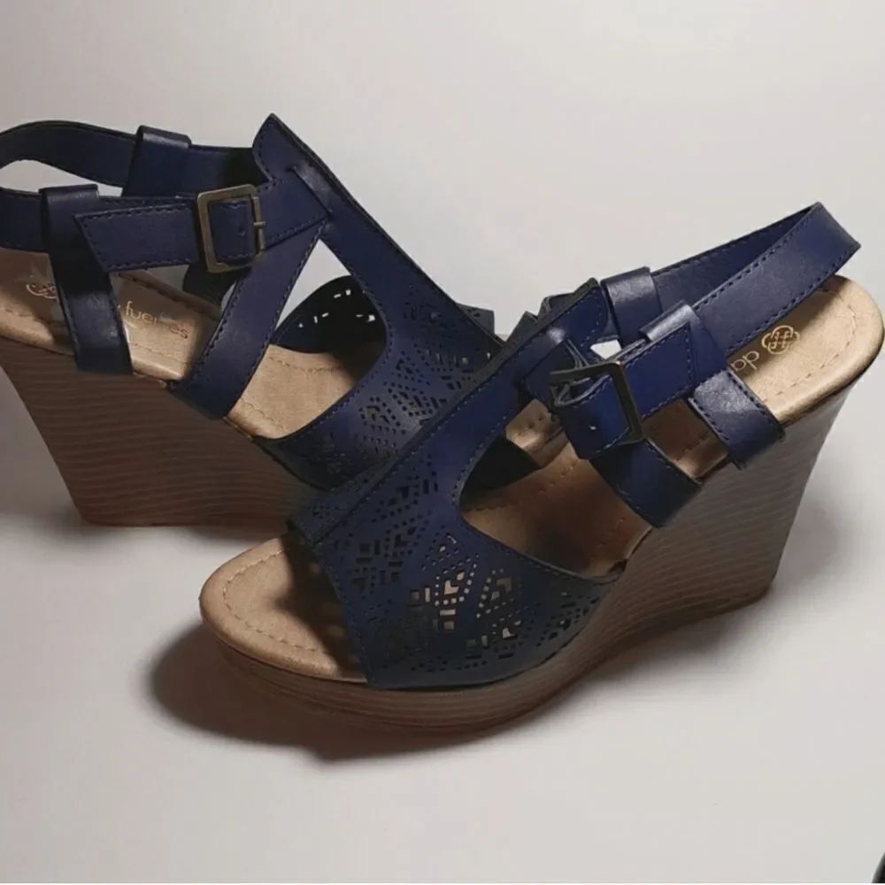 DAISY FUENTES WOMEN'S WEDGE ADJUSTABLE BUCKLE OPEN TOE SANDAL